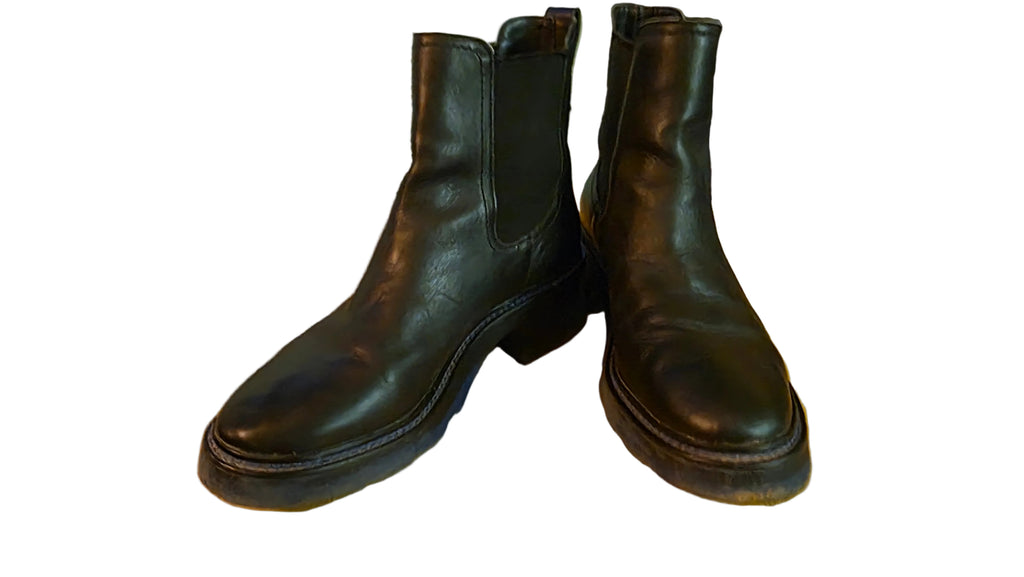 Gianni Bini “GB” Black Leather Chelsea Boots — Women’s 9